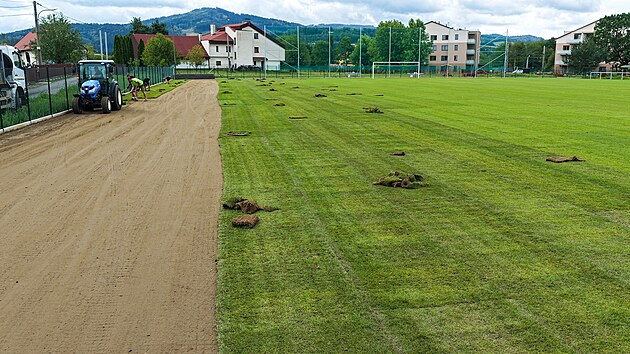 Nová cesta v Jablůnce na Vsetínsku vedla přes hřiště, silničáři ho proto „přeložili“. (září 2026)