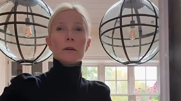 Herečka Gwyneth Paltrowová propaguje pletené kousky z kolekce své módní značky GWYN. (září 2026)