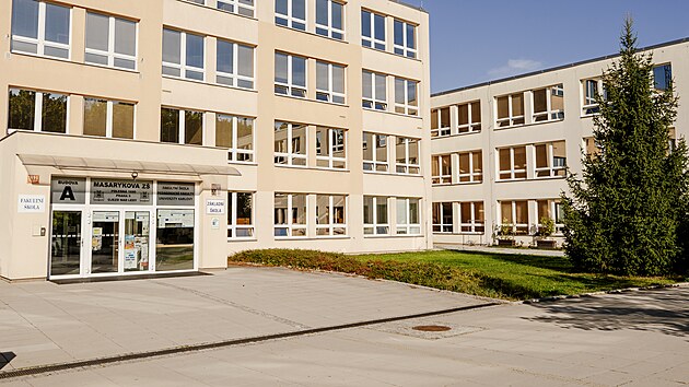 Masarykova základní škola v Újezdě nad Lesy se za zpřísněných hygienických podmínek vrátila do provozu. (30. září 2026)