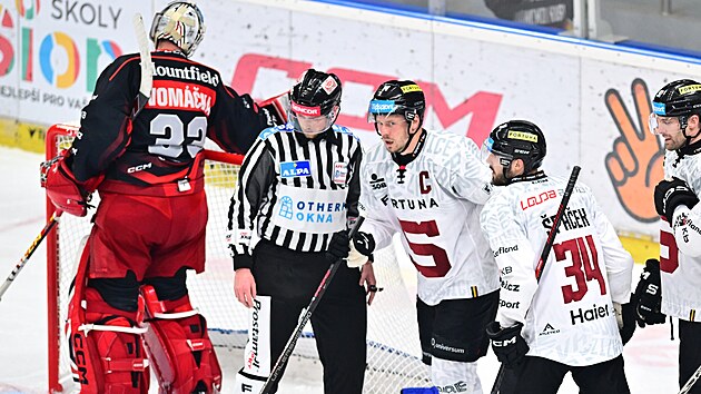 Sparťanský kapitán Filip Chlapík (uprostřed) v zápase s Hradcem Králové