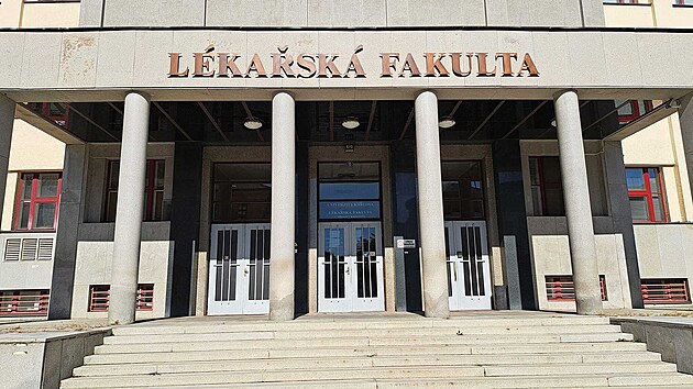 Budova Lékařské fakulty Univerzity Karlovy v Hradci Králové je k mání, Hradec ji zatím nekoupil. (30. září 2026)