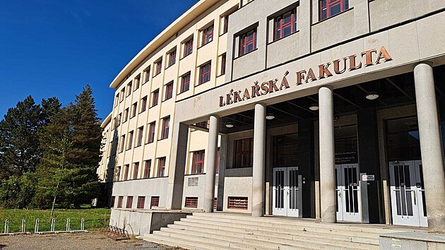 Budova Lékařské fakulty Univerzity Karlovy v Hradci Králové je k mání, Hradec ji zatím nekoupil. (30. září 2026)