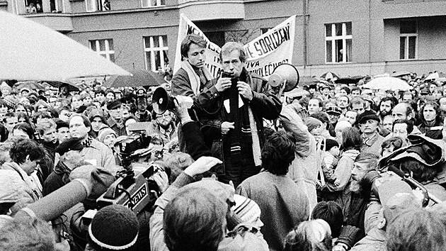 Václav Havel na demonstraci na Škroupově náměstí (10. prosince 1988)