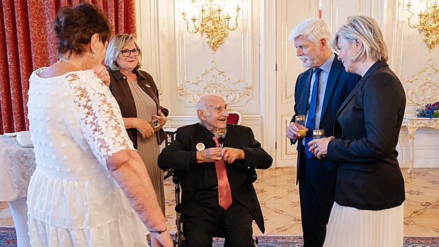 Prezident Petr Pavel s manželkou Evou u příležitosti Mezinárodního dne seniorů přijali na Pražském hradě zástupce seniorů a seniorek z celého Česka, kteří jsou výjimeční svým postojem ke svému okolí. (1. října 2026)