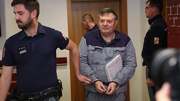 B&yacute;val&yacute; ostravsk&yacute; poslanec za ČSSD Petr Wolf přich&aacute;z&iacute; k Okresn&iacute;mu soudu v Ostravě. (5. ř&iacute;jna 2026)