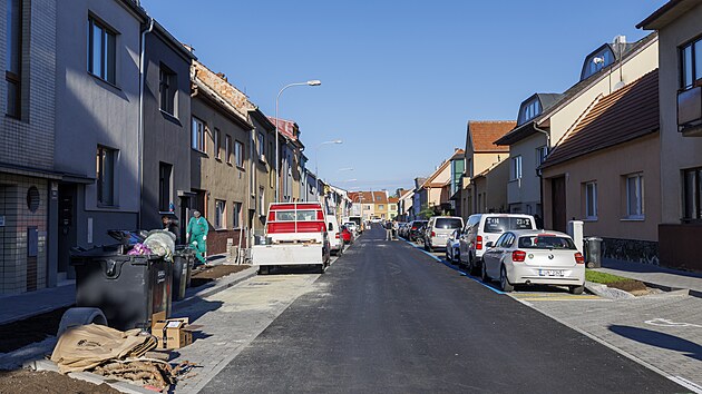 Z Haasovy ulice v l&eacute;tě nečekaně zmizela alej stromů. Původně se měl odstranit jedin&yacute;, vyk&aacute;cen&iacute; v&scaron;ech tak pro m&iacute;stn&iacute; bylo překvapen&iacute;m, ne-li &scaron;okem. (z&aacute;ř&iacute; 2026)