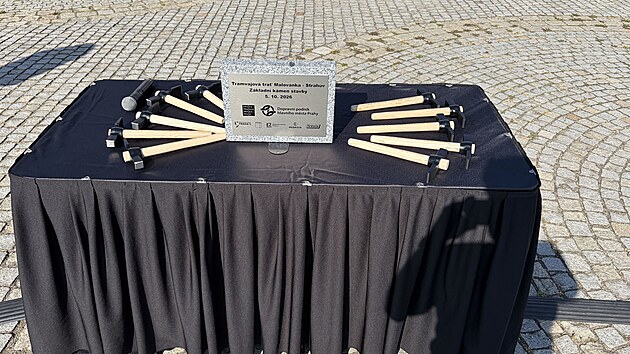 Poklepáním na základní kámen Praha symbolicky zahájila stavbu tramvajové trati z Malovanky na Strahov. (5. října 2026)