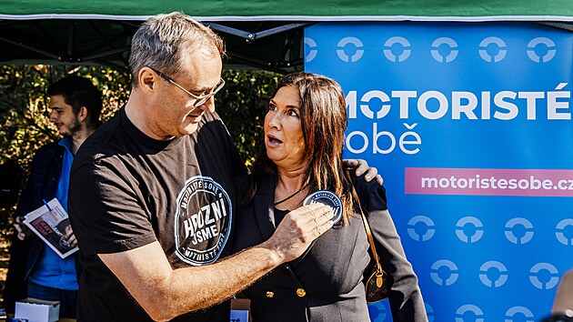N&aacute;v&scaron;těvn&iacute;kům Trhu na Kulať&aacute;ku na V&iacute;tězn&eacute;m n&aacute;měst&iacute; se t&yacute;den před volbami kromě tradičn&iacute;ch produktů nab&iacute;zely i politick&eacute; strany, hnut&iacute; a uskupen&iacute;. Tentokr&aacute;t zde kampaňovali Boris &Scaron;ťastn&yacute; a Kl&aacute;ra Sovov&aacute; za Motorist&eacute; sobě. (3. ř&iacute;jna 2026)