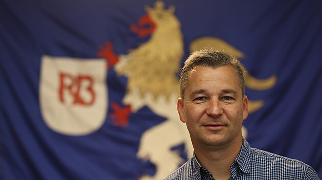 Čtyřiačtyřicetiletý Aleš Boháč, který už osm let coby starosta vede obvod Radvanice a Bartovice, byl jedním z politiků, kteří v roce 2024 organizovali boj s povodněmi. A nyní chce ještě zesílit vliv hnutí Starostové pro Ostravu na dění ve městě.