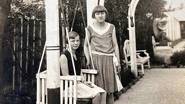 Ostravsk&aacute; společnost Čern&aacute; louka vydala publikaci o historii a rekonstrukci vily stavitele Franti&scaron;ka Grossmanna, kter&aacute; ji vr&aacute;tila do doby jej&iacute;ho vzniku za prvn&iacute; republiky. Jmenuje se Vila Grossmann a  čten&aacute;ři si ji mohou koupit v informačn&iacute;m centru t&eacute;to pam&aacute;tky a na pobočk&aacute;ch OstravaInfo.