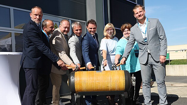 VŠB–Technická univerzita Ostrava zahájila výstavbu nového vodíkového výzkumného polygonu CEETe H2 za 350 milionů korun. Unikátní živá laboratoř bude vyrábět až 150 kilogramů vodíku denně, plnit jím ostravské a krajské autobusy a pomáhat propojit vědecký výzkum s reálným každodenním provozem městské dopravy. (30. září 2026)
