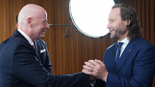 Prezident FIFA Gianni Infantino zdraví generálního manažera českých reprezentací Pavla Nedvěda.