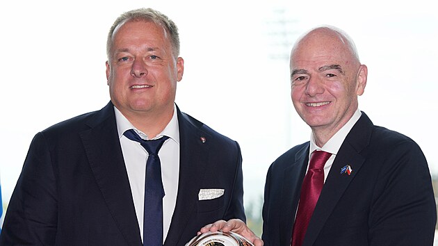 Prezident FIFA Gianni Infantino p&oacute;zuje s předsedou FAČR Davidem Trundou.