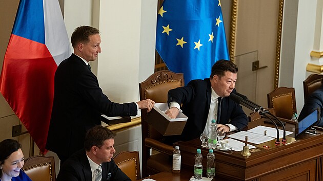 Mimoř&aacute;dn&aacute; schůze před hlasov&aacute;n&iacute;m o nedůvěře vl&aacute;dě. Na sn&iacute;mku je  předseda Poslaneck&eacute; sněmovny Tomio Okamura (SPD). (1. ř&iacute;jna 2026)