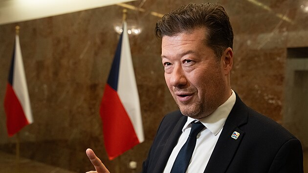 Předseda Poslaneck&eacute; sněmovny Tomio Okamura (SPD) hovoř&iacute; s novin&aacute;ři pot&eacute;, co vl&aacute;da Andreje Babi&scaron;e ust&aacute;la hlasov&aacute;n&iacute; o nedůvěře vl&aacute;dě, kter&eacute; vyvolala opozice (1. ř&iacute;jna 2026)