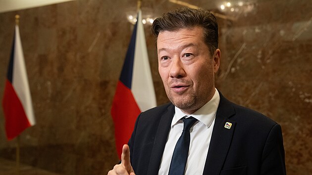 Předseda Poslaneck&eacute; sněmovny Tomio Okamura (SPD) hovoř&iacute; s novin&aacute;ři pot&eacute;, co vl&aacute;da Andreje Babi&scaron;e ust&aacute;la hlasov&aacute;n&iacute; o nedůvěře vl&aacute;dě, kter&eacute; vyvolala opozice (1. ř&iacute;jna 2026)