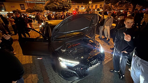 Tisíce lidí se setkali na tuningovém sraze v Praze, z Čakovic se přesunuli v noci k nákupnímu centru na Zličíně, v sobotu plánují přesun do Brna. (2. října 2026)