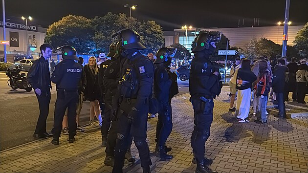 Tisíce lidí se setkali na tuningovém sraze v Praze, z Čakovic se přesunuli v noci k nákupnímu centru na Zličíně, v sobotu plánují přesun do Brna. (2. října 2026)