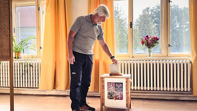Prezident Petr Pavel se stihl vrátit z dovolené, nakonec v první den voleb stihl vhodit svůj hlas do zastupitelstva Černoučku. (9. října 2026)