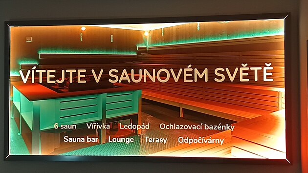 Obrazovka u vchodu do nového křídla jihlavského Vodního ráje návštěvníky vítá a přehledně shrnuje celou nabídku: 6 saun, vířivku, ledopád, ochlazovací bazénky, bar, odpočívárny i terasy.