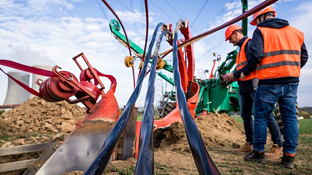 Tři kabely najednou mizí pod zemí. Unikátní technologie trojpotahu od EG.D zrychluje práce na Třebíčsku na více než kilometr denně.