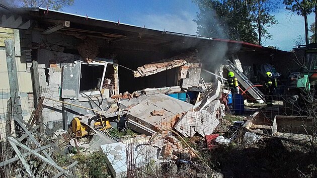 Při v&yacute;buchu propan-butanov&eacute; l&aacute;hve v rodinn&eacute;m domě v Bukově na Žď&aacute;rsku se zranila jedna osoba. Na m&iacute;stě do&scaron;lo k pož&aacute;ru a byl vyhl&aacute;&scaron;en druh&yacute; stupeň pož&aacute;rn&iacute;ho poplachu.