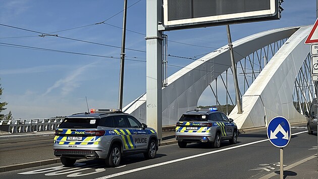 Policie zasahovala kvůli osobě na oblouku Trojského mostu. (1. října 2026)