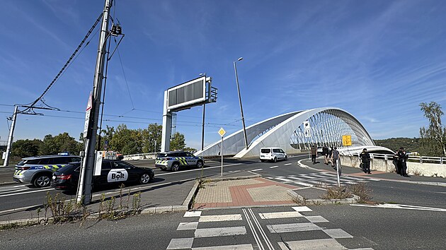 Policie zasahovala kvůli osobě na oblouku Trojského mostu. (1. října 2026)