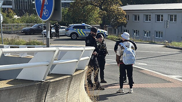 Policie zasahovala kvůli osobě na oblouku Trojského mostu. (1. října 2026)