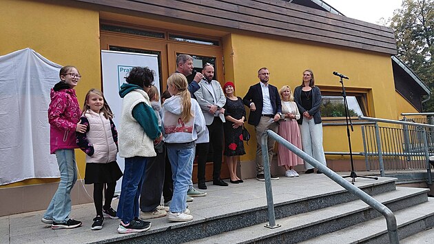 Slavnostní odhalení pamětní desky sportovní gymnastce Věře Čáslavské na sportovní základní škole, která nese její jméno od roku 2018. (8. října 2026)