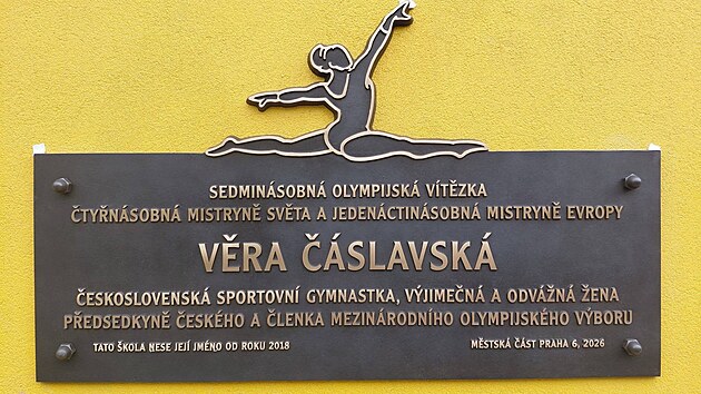 Pamětní deska věnovaná sportovní gymnastce Věře Čáslavské na sportovní základní škole, která nese její jméno od roku 2018. (8. října 2026)