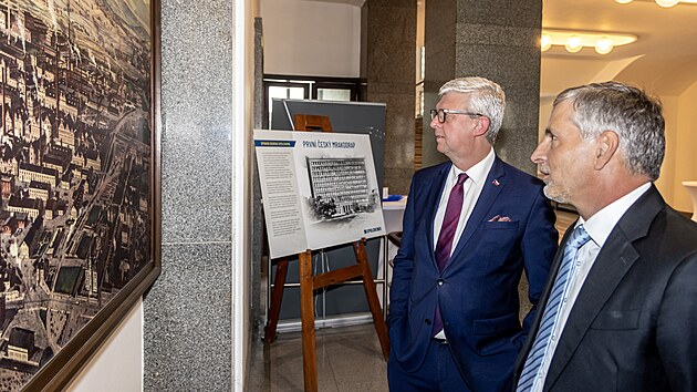 Generální ředitel Kaprain Chemicals Daniel Tamchyna (vpravo) a ministr průmyslu Karel Havlíček při otevírání výrobní jednotky Spolchemie Zebra, kde vznikají látky pro chladicí zařízení.