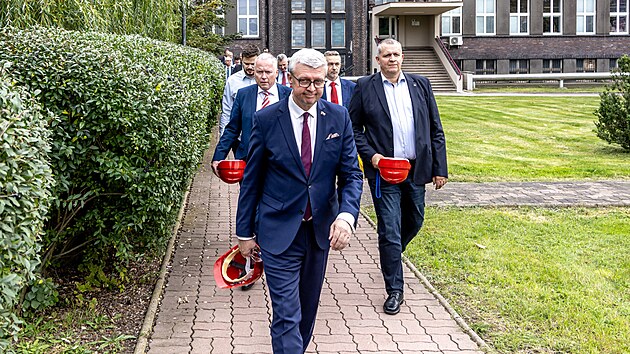 Otevírání výrobní jednotky Spolchemie Zebra, kde vznikají látky pro chladicí zařízení. Zúčastnil se i ministr průmyslu Karel Havlíček.