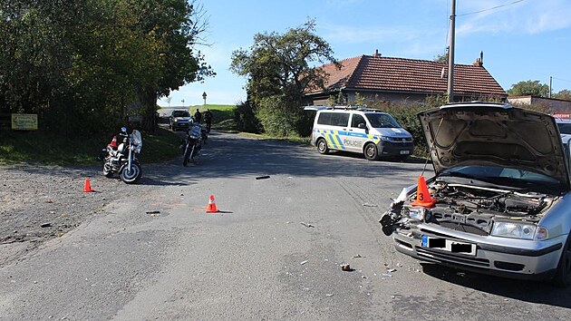 Motocyklistka nedala přednost autu, skončila na zemi. (6. ř&iacute;jna 2026)