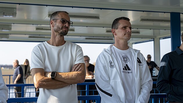 Legenda nejen olomouckého fotbalu David Rozehnal (vlevo) a šéftrenér klubové akademie Sigmy Jan Krajčovič na slavnostním otevření nového zázemí v Řepčíně.