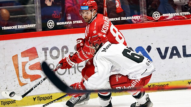 Třinecký útočník Michal Kovařčík se snaží obejít královéhradeckého Marka Domkáře, který měl v utkání s Oceláři premiéru v extralize ve věku 15 let a 312 dnů.