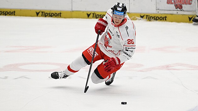 Olomoucký Jakub Kos v akci během zápasu s Třincem.