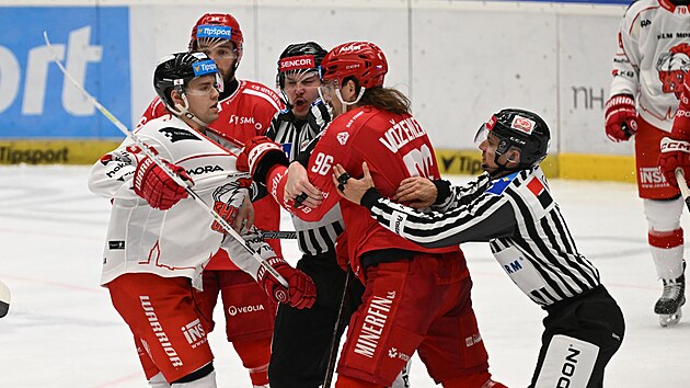 Daniel Herčík z Olomouce (vlevo) v potyčce s Danielem Voženílkem z Třince.