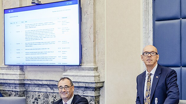 Jednání vlády. Financování asistentů pedagoga v základních školách. Na snímku Boris Šťastný a Oto Klempíř (Motoristé). (5. října 2026)
