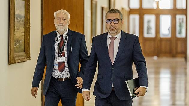 Jednání vlády. Financování asistentů pedagoga v základních školách. Na snímku vpravo Martin Šebestyán (SPD). (5. října 2026)