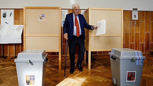 V Česku začaly komun&aacute;ln&iacute; a sen&aacute;tn&iacute; volby. V&aacute;clav Klaus odvolil v Praze v Kobylis&iacute;ch. (9. z&aacute;ř&iacute; 2026)
