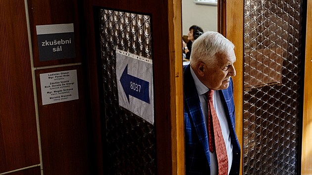 V Česku začaly komun&aacute;ln&iacute; a sen&aacute;tn&iacute; volby. V&aacute;clav Klaus odvolil v Praze v Kobylis&iacute;ch. (9. z&aacute;ř&iacute; 2026)
