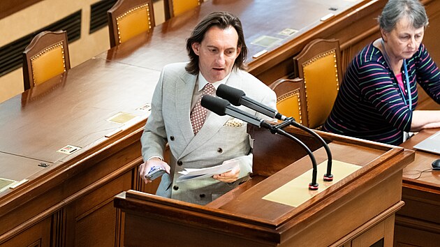 Pokračuje mimoř&aacute;dn&aacute; schůze před hlasov&aacute;n&iacute;m o nedůvěře vl&aacute;dě. Na sn&iacute;mku Denis Doksansk&yacute; (ANO). (1. ř&iacute;jna 2026)