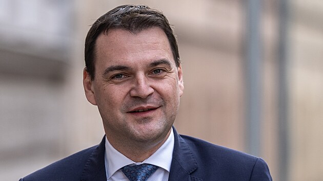 Ministr zahranič&iacute; Petr Macinka (Motorist&eacute; sobě) odvolil na Z&aacute;kladn&iacute; a mateřsk&eacute; &scaron;kole Grafick&aacute; na Praze 5. Volby označil za důležit&eacute;. (9. ř&iacute;jna 2026)