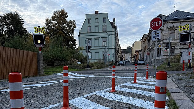 V Revolučn&iacute; ulici u železničn&iacute;ho přejezdu jsou nainstalovan&eacute; nov&eacute; svisl&eacute; a vodorovn&eacute; bezpečnostn&iacute; prvky.