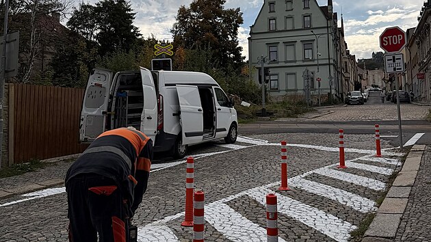 V Revolučn&iacute; ulici u železničn&iacute;ho přejezdu jsou nainstalovan&eacute; nov&eacute; svisl&eacute; a vodorovn&eacute; bezpečnostn&iacute; prvky.