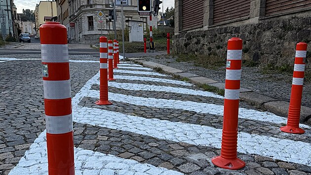 V Revolučn&iacute; ulici u železničn&iacute;ho přejezdu jsou nainstalovan&eacute; nov&eacute; svisl&eacute; a vodorovn&eacute; bezpečnostn&iacute; prvky.