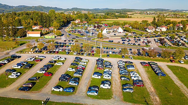 U zoologick&eacute; zahrady Le&scaron;n&aacute; u Zl&iacute;na je 1 800 parkovac&iacute;ch m&iacute;st, z toho 541 je zat&iacute;m zdarma na městsk&yacute;ch pozemc&iacute;ch. (ř&iacute;jen 2026)