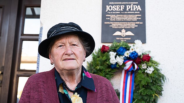 Marie Pavlíčková stojí u domu v Lukově, kde byla odhalena pamětní deska jejího strýce Josefa Pípy. Patřil k československým letcům, kteří po okupaci odešli do zahraničí a zapojili se do boje proti
nacistickému Německu. (říjen 2026)