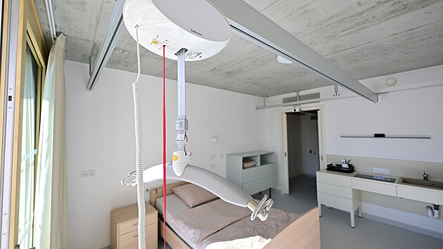 Chráněné bydlení Kolečko vzniklo z bývalé porodnice. Součástí vybavení jsou například stropní zvedací systémy, upravené koupelny i rehabilitační pomůcky.